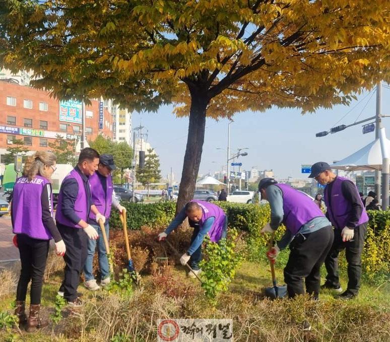 1110 작전2동 주민자치회, 작전역 마을화단에 영산홍 300주 식재 (1).jpeg