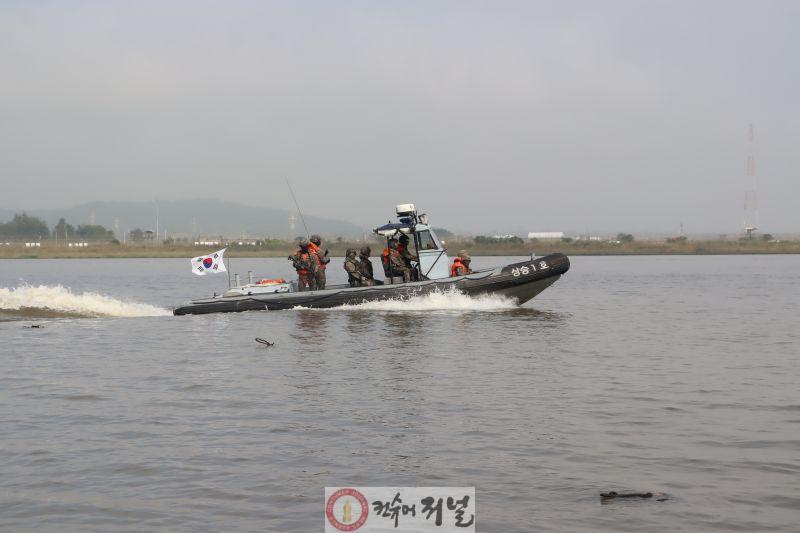 사진1_육군 9사단, 임진강대대 RIB가 강상수색정찰 활동을 하고 있다.jpg