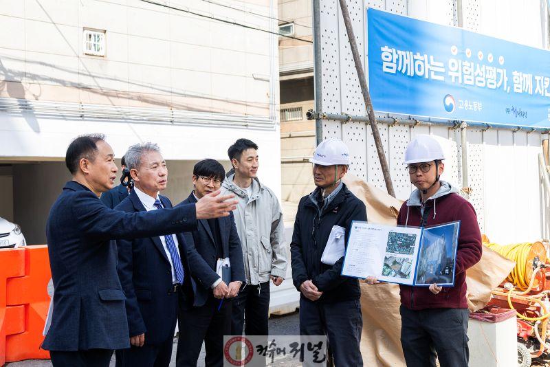 윤환 계양구청장이 작전서운공영주차장 조성 공사 현장을 점검하고 있다.(2025년 4월).jpg