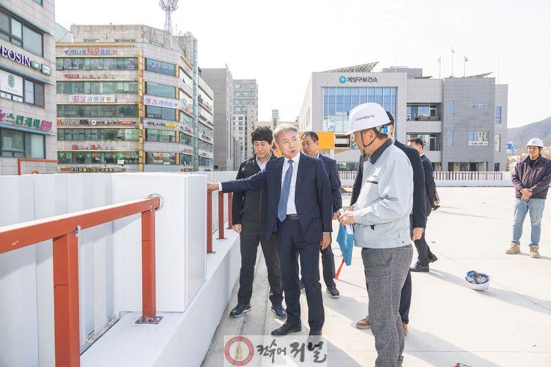 윤환 계양구청장이 계산2공영주차장 조성 공사 현장을 점검하고 있다.(2024년 4월).jpg