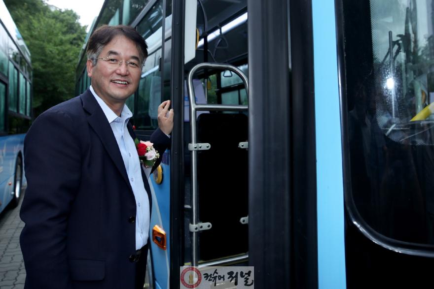 1-1. N002 누리버스 개통식에 참석한 이동환 고양특례시장.jpg