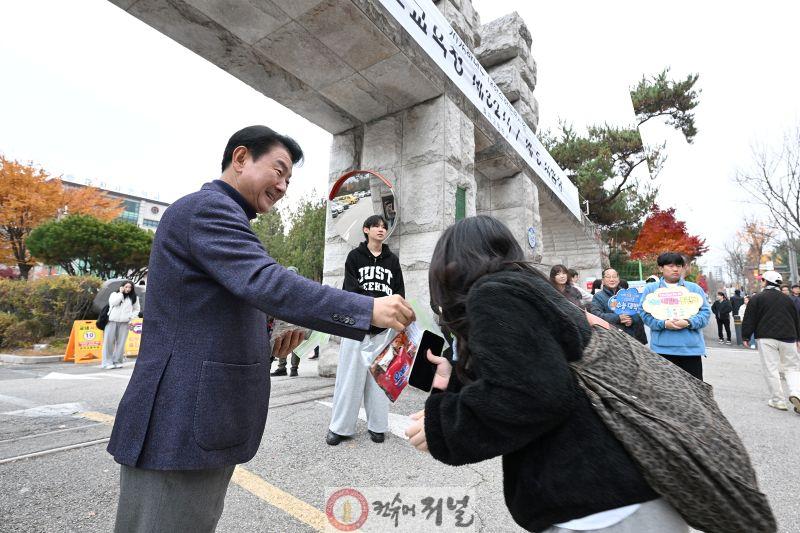 교육청소년과(의정부시, 김동근 시장 수능 현장 찾아 수험생 격려)1.JPG