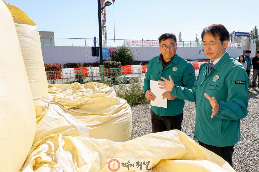 1-2. 2025-2026 겨울도로 제설 대책 현장점검 중인 이동환 고양특례시장.jpg