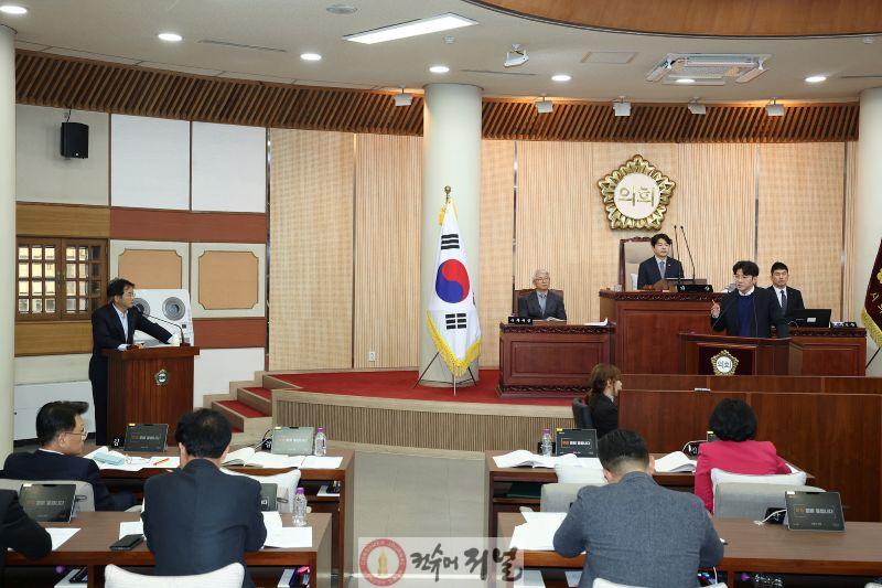사진2. 질의응답하는 최성원의원과 이동환시장.jpg