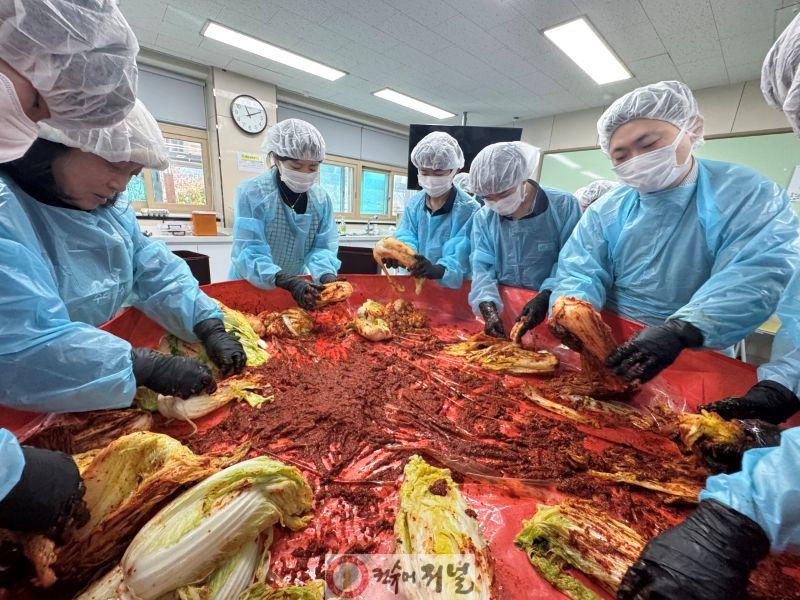 연천중학교 1학년 37명  직접 담근 김장김치 기탁 (2).jpg