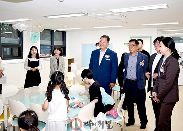 1-4. 파주시는 다함께돌봄센터 확대 운영을 위한 5개년(2025~2029)  기본계획을 수립, 2029년까지 파주 전역 62개소까지 늘려갈 방침이다_다함께돌봄센터 공동 개소식 (2025. 10. 13).jpg