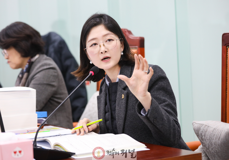 251119 장윤정 의원, “경기 IB교육, 일정·근거·안내 모두 미비... 추진만 앞서”(1).png
