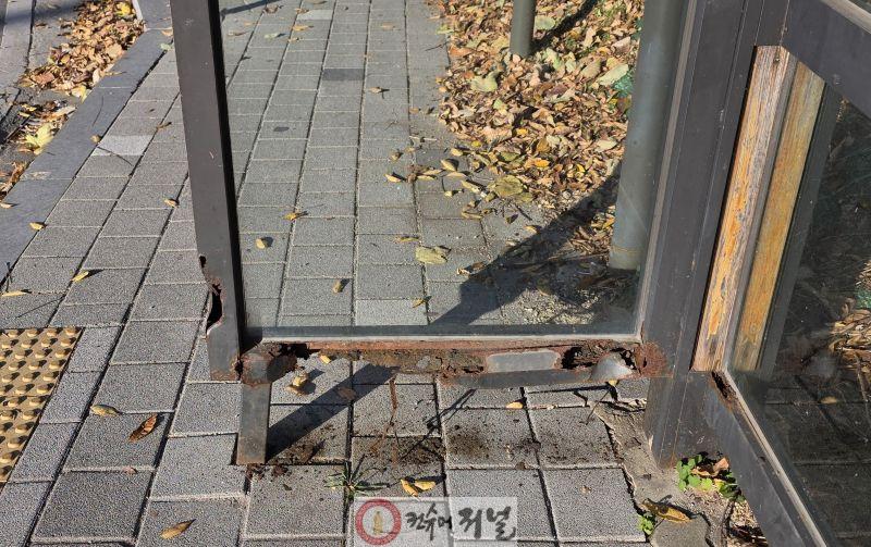 251120 정하용 의원, 보라동 쌍용아파트 버스 정류소현장점검 나서 “주민 안전 위해 즉각 개선 필요” (2).jpg