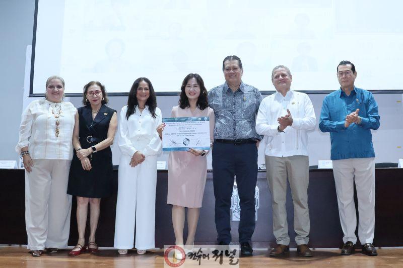 1. 전나영_IWPG_대표,_멕시코_대학서_평화문화_증진상_수상…_평화교육_협력_결실.JPG