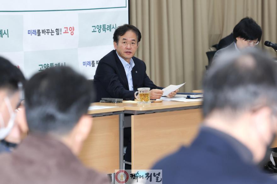 1-2. 간부회의서 12월 주요 업무 및 행사 점검하는 이동환 고양특례시장.jpg