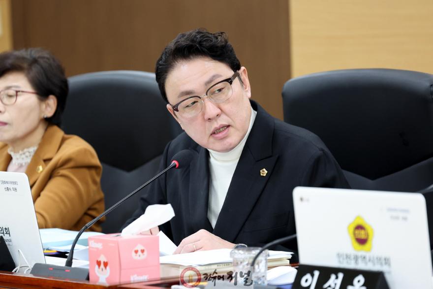 (사진)인천시의회 신충식 의원, 자살예방센터 예산 구조와 공공의료 재정 위기 우려 표명.jpg