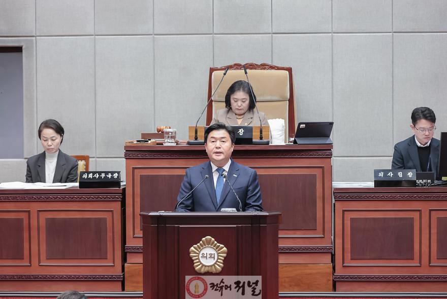 2025.11.27.제323회 시흥시의회 제2차 정례회 본회의(시정연설)-3.jpg