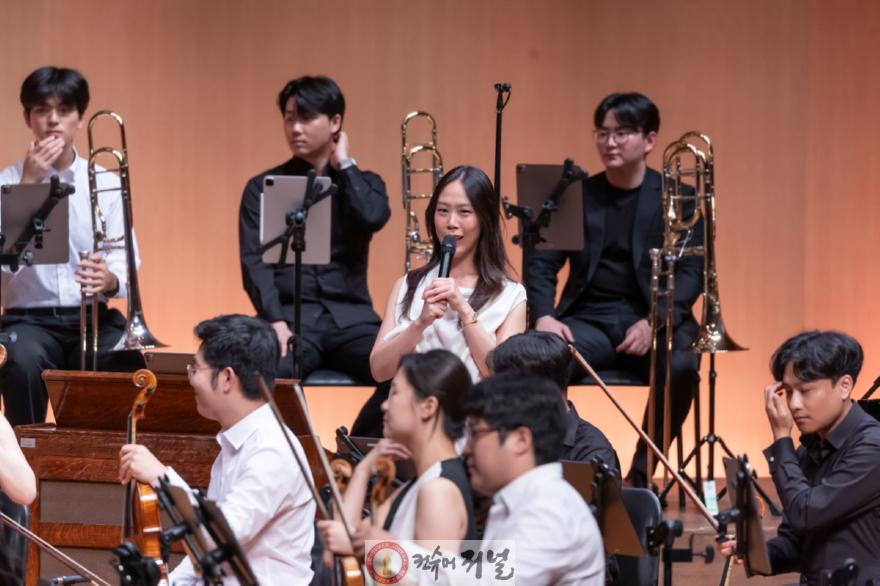[산하기관]1-5. 2025 고잉홈 더 갈라에서 작품 해설 중인 피아니스트 손열음.jpg