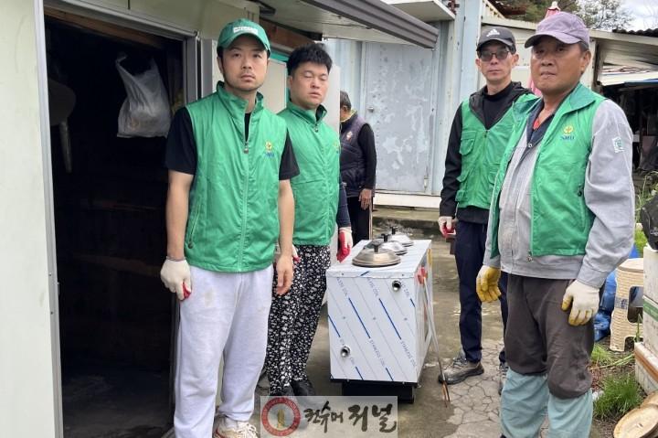 새마을지도자 신서면협의회, 취약가구 연탄보일려 교체 및 라면 기탁(연탄).jpg