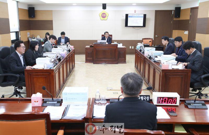 (사진)인천시의회, 미추2구역 동의서 재징구 현안 점검 완료(건교위 회의 장면).jpg