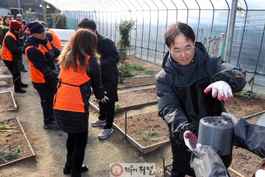 [산하기관]1-1. 지난해 12월 열린 고양시자원봉사센터 사랑의 연탄 나눔 행사.jpg