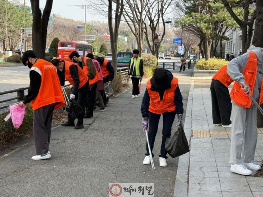 [산하기관]1-4. 일산동구 일대를 돌아다니며 담배꽁초를 줍는 새내기 봉사자들.jpg