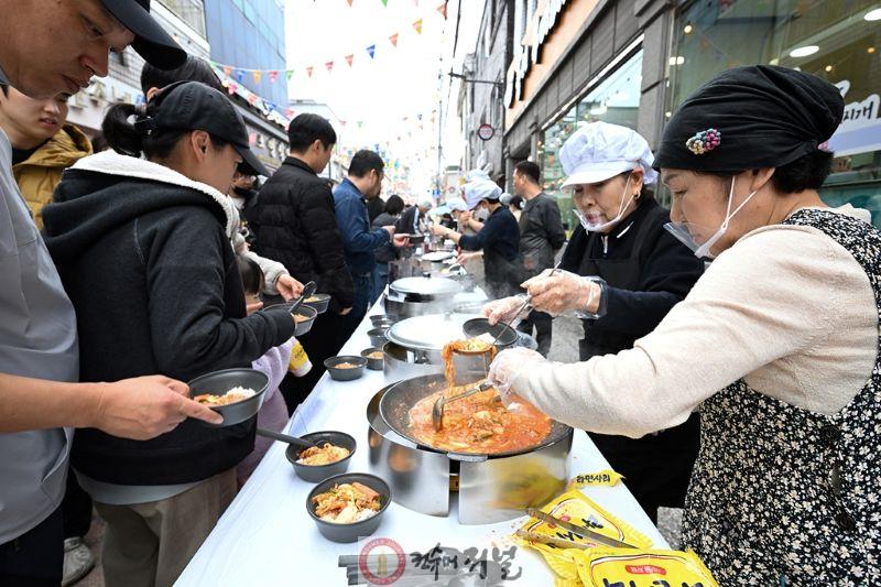 3.일자리경제과([기획]의정부시, 다양한 상권축제로 소상공인 지원 앞장)5-2025 의정부 부대찌개 축제.JPG