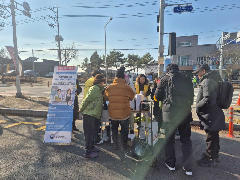 연천군, 겨울철 복지위기가구 발굴 및 고독사 예방을 위한 홍보 캠페인 실시 (1).jpg
