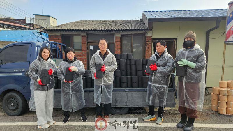 연천군시설관리공단, 노·사 공동 ‘사랑의 연탄 나눔’ 봉사활동 펼쳐.jpg