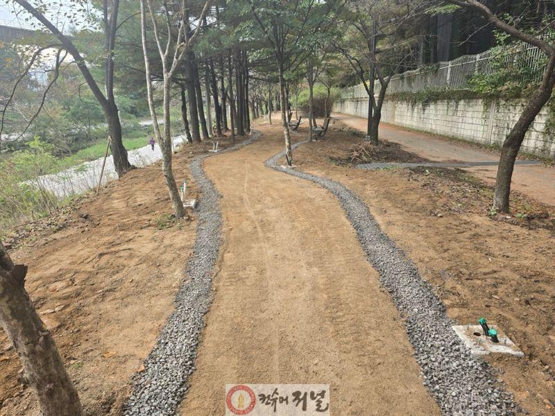 1.시민소통과([기획]의정부시, 우리동네 정책로드맵 ‘송산1동편’)6-곤제역 흙향기 맨발길.jpg