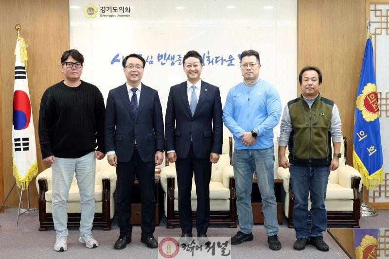 251209 김진경 의장, 경기도 중고차 딜러협회 등과 매매 전문 자격제 논의 (2).jpg