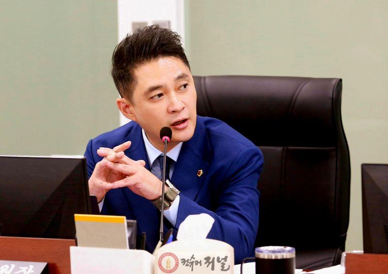 251210_전석훈_의원__예결위_심사서_1개_업체_제안에_60억_태운_경기도정_‘묻지마_식’_예산_강력_질타.jpg