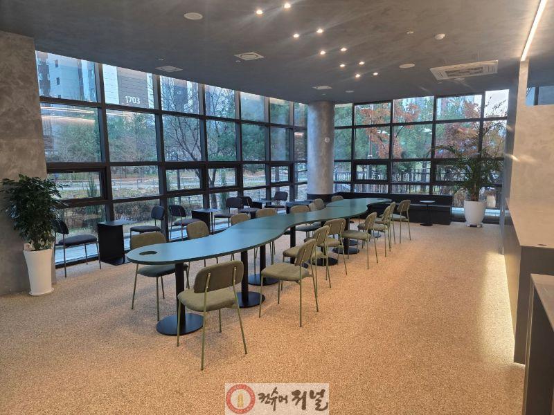 2.시민소통과([기획]의정부시, 주민센터‧공공복합청사에서 주민과 소통하는 개방 행정)10-송산3동 공공복합청사 카페.jpg