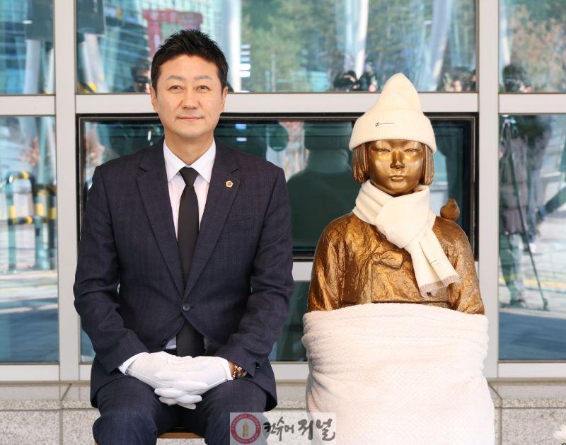 251212_김진경_의장__평화의_소녀상_건립_7주년_추모식...올바른_역사_인식_확립되도록_최선_다할_것_(1).jpg