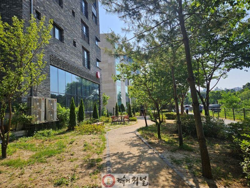 시민소통과([기획]의정부시, 우리동네 정책로드맵 ‘송산2동편’)2-민락천변 쌈지공원 오솔길 및 쉼터.jpg