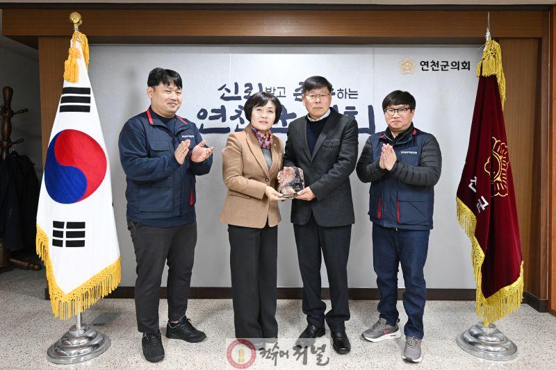 연천군의회 공무직 정년퇴임 공로패 전달 사진2.jpg