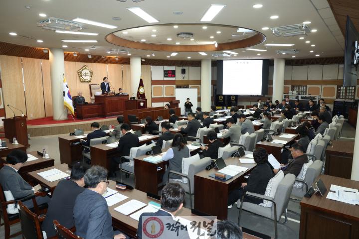 제300회 임시회 개회.jpg