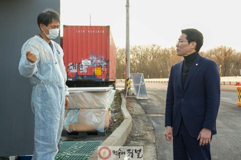 251218 포천시의회 임종훈 의장, 거점소독초소 근무자 위문 격려 (1).jpg