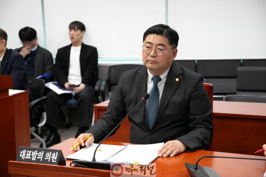 251223_김진명_의원__경기도_가정_밖_청소년_보호_및_지원에_관한_조례_전부개정조례안_상임위_통과_(2).jpg