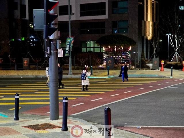 4. 파주시, 국·도비 14억 원 재원 확보해 어린이 교통안전환경 조성_바닥형 보행신호등 횡단사진.jpg