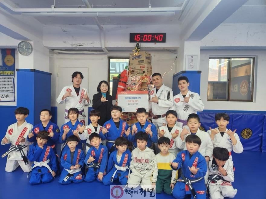 1230 효성이스팀주짓수, 라면으로 만든 ‘사랑의 트리’ 기탁 (1).jpg