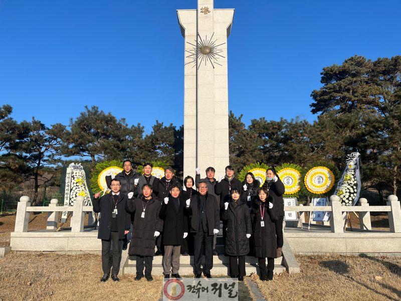 260101 연천교육지원청 시무식, 현충탑 참배로 2026 업무 시작(사진1).jpg