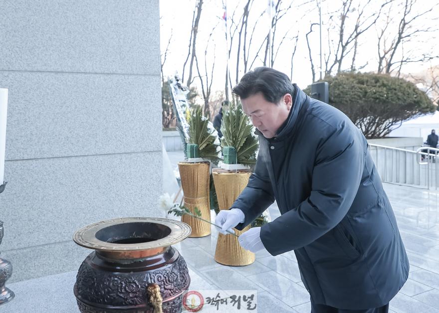 수시보도1-1 1월 2일 임병택 시장이 논곡동 현충탑을 찾아 신년 참배를 하고 있다.jpg
