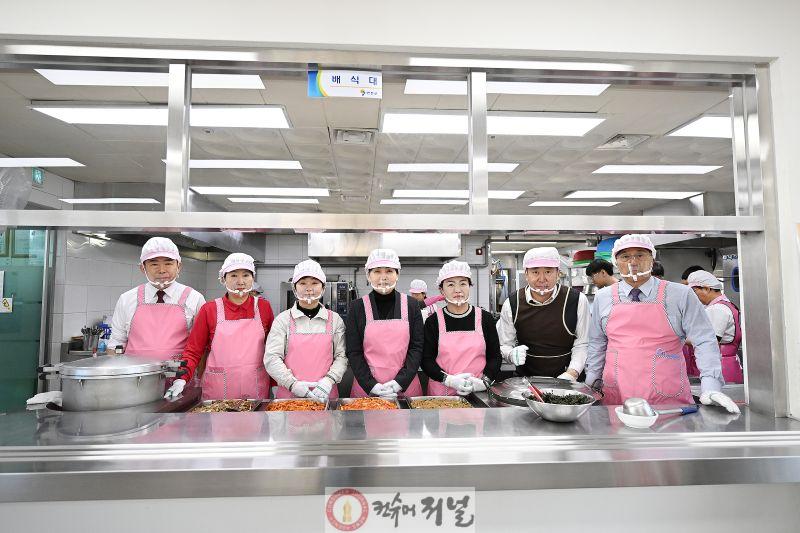 배식봉사 사진1.jpg
