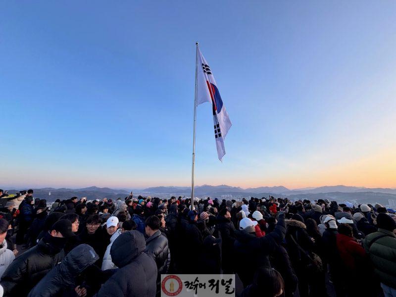 연천군 전곡읍체육회, ‘2026 국사봉 신년 해맞이 행사’ 성황리 열어 (2).jpg