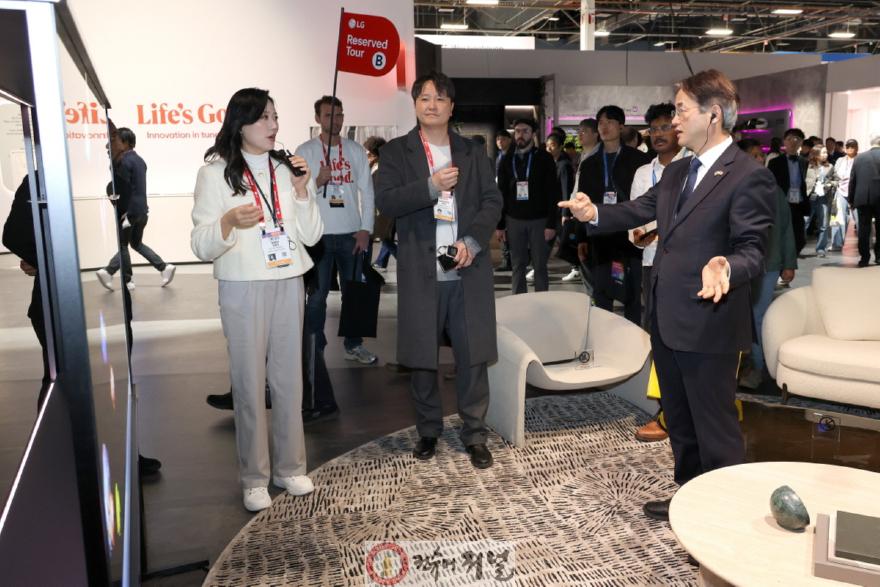 1. 세계 최대 규모 기술 박람회인 CES 현장에 방문한 고양시 대표단(LG 기업 부스).jpg