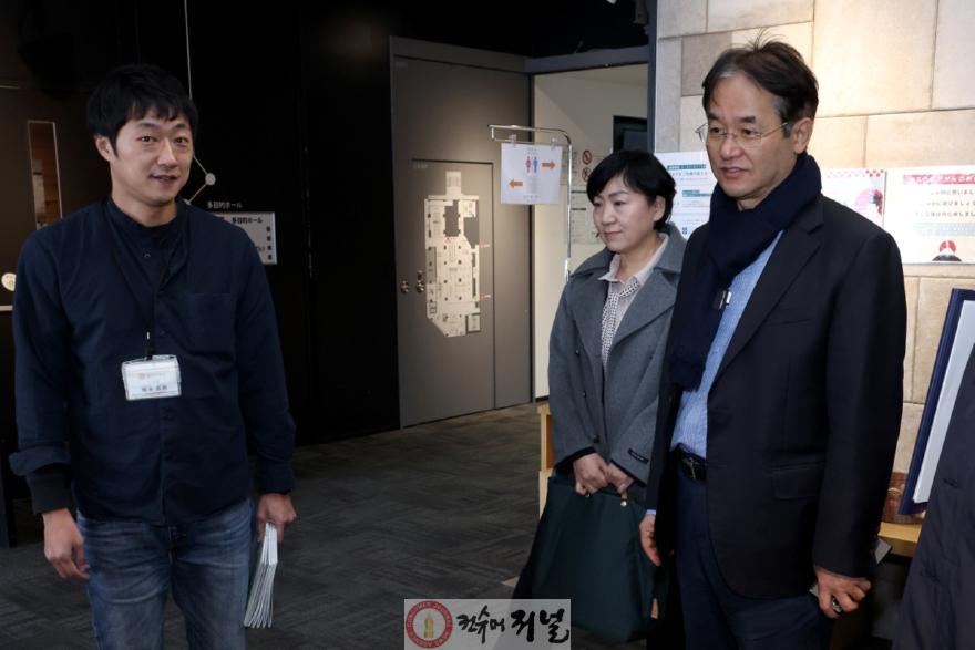 1-1. 하코다테 커뮤니티 플라자 G스퀘어 방문 (오카모토 케이고 센터장(왼쪽), 이동환 고양특례시장(오른쪽)).jpg