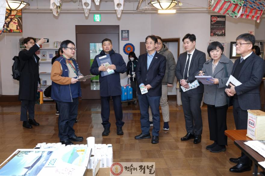 1-3. 하코다테 마치즈쿠리센터 설명을 듣는 고양시 방문단.jpg