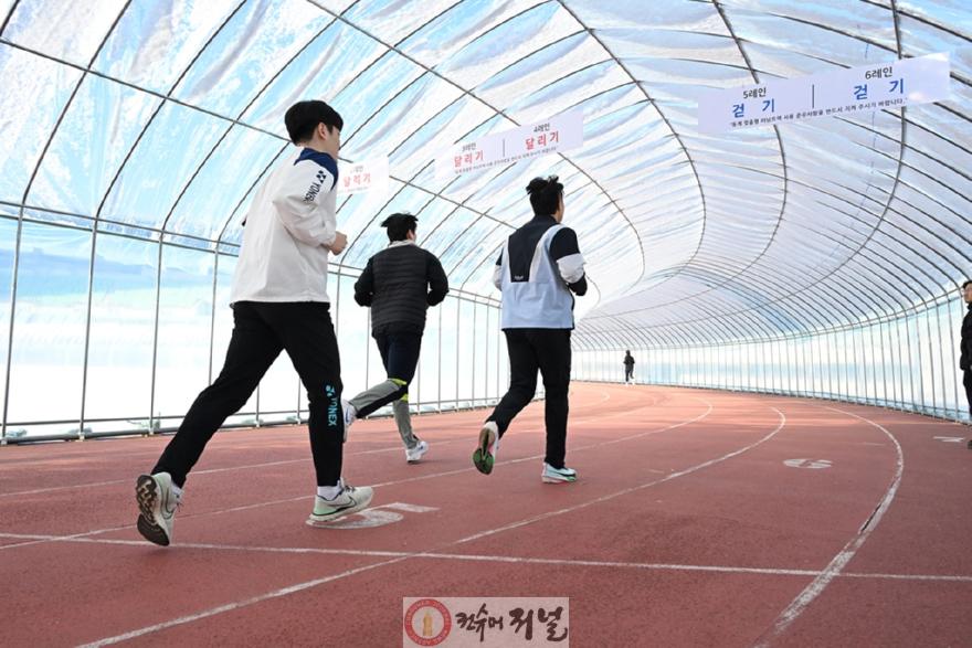 1.시민소통과([기획]의정부시, 우리동네 정책로드맵 ‘녹양동편’)3-종합운동장 육상트랙 비닐막.JPG