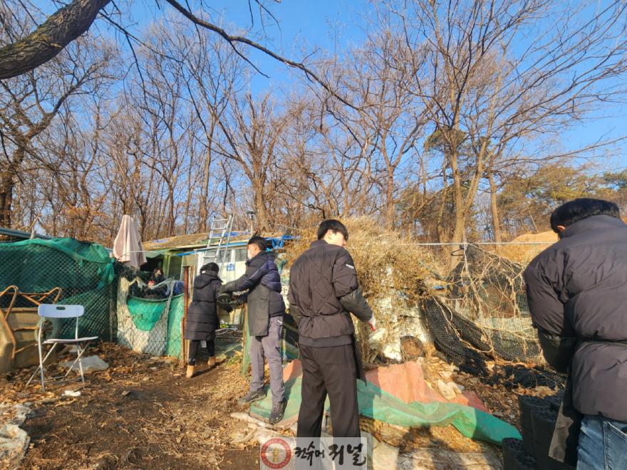 4. 고양시-KB국민은행 배움누리, SCG한마음 봉사단과 ‘사랑의 연탄 나눔’ (1).jpg