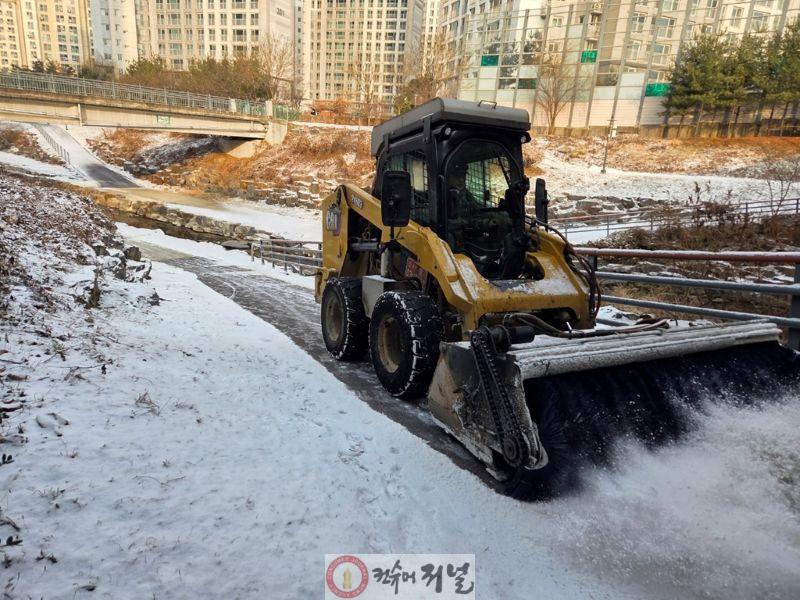 3.생태하천과(의정부시, 겨울철 하천 산책로 신속하게 제설…시민 안전 보행로 확보)1.jpg