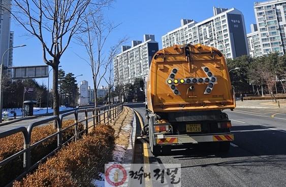3. 파주시, 생활권 중심 도로청소 강화로 미세먼지 저감 총력_청소사진.jpg