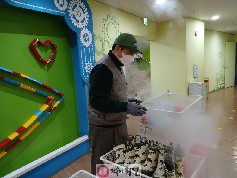 2. 인천광역시교육청유아교육진흥원, 스팀 소독으로 ‘안심 체험 환경’ 조성 (2).jpg