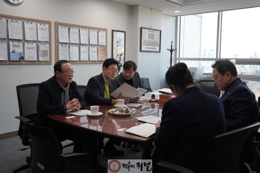 연천군, 지역구 국회의원과 함께 국회 농해수위 김선교 의원에 공설동물장묘시설 주변지역 주민지원 근거 마련을 위한 『동물보호법』 개정 건의문 전달 (2).jpg