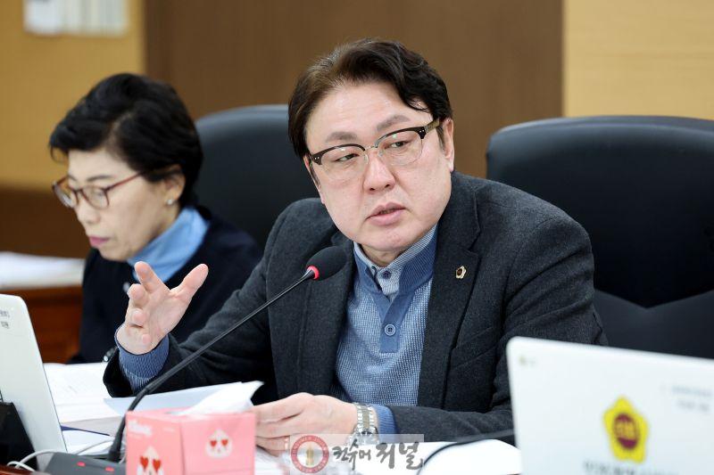(사진)인천시의회 신충식 의원, 문화체육국 대상 분야별 심도있는 질의.jpg